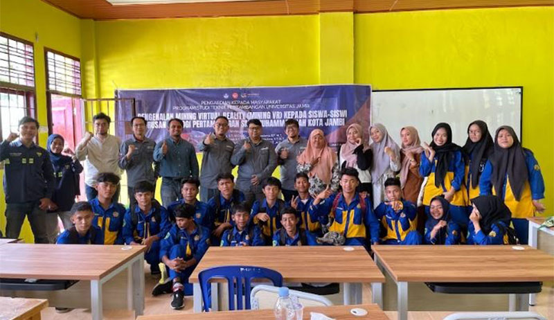 Tim Pengabdian Jurusan Teknik Kebumian Program Studi Teknik Pertambangan Unja sosialisasi dan pengenalan teknologi Virtual Reality (VR) | tim