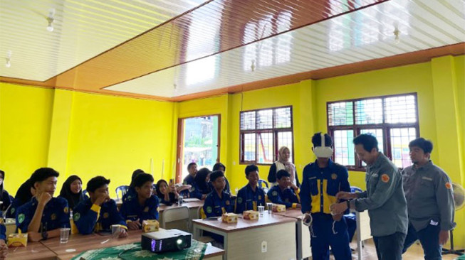 Pengenalan Teknologi VR: Simulasi Dunia Pertambangan di Ruang Kelas SMK