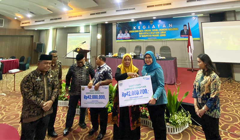 Penyerahan santunan kepada ahli waris dua pegawai non ASN di Kabupaten Muaro Jambi, Kamis 20 November 2025 | rel