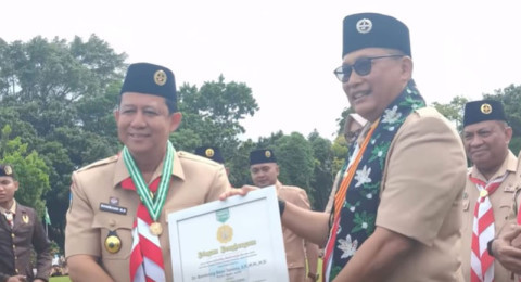 Bupati Muaro Jambi Dianugerahi Penghargaan Tokoh Perintis Utama Gerakan Pramuka