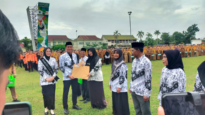 Upacara Hari Guru Nasional ke-80 di Batang Hari Penuh Makna