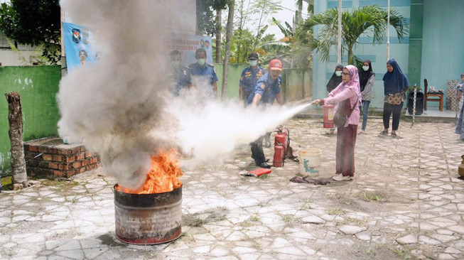 Pertamina EP Jambi Gandeng Damkar Edukasi Warga tentang Potensi Kebakaran dan Cara Padamkan Api Ringan