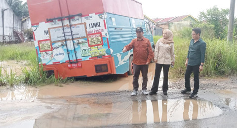 Mustaharuddin dan Komisi III Tinjau Jalan Tergenang hingga Bedah Rumah