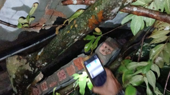 Breaking News: Tembok Pagar RS Arafah Roboh Timpa 3 Rumah, Sejumlah Orang Terluka