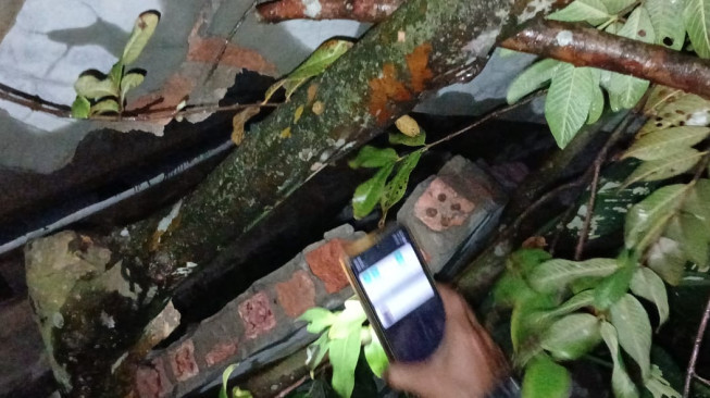 Breaking News: Tembok Pagar RS Arafah Roboh Timpa 3 Rumah, Sejumlah Orang Terluka