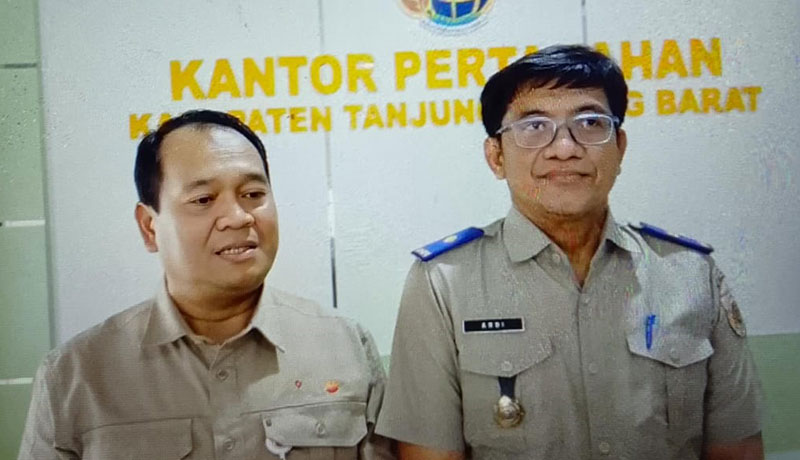Government and Relations Superintendent PetroChina International Jabung Ltd, Lasno (kiri) dan Kasubbag Tata Usaha BPN Tanjab Barat, Ardiansyah (kanan) | swd