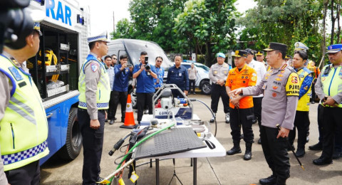 Kapolri Tinjau Pos Command Center, Pastikan Arus Mudik Berjalan Aman dan Nyaman