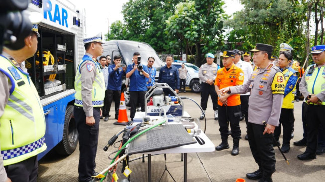 Kapolri Tinjau Pos Command Center, Pastikan Arus Mudik Berjalan Aman dan Nyaman