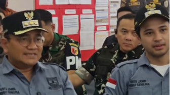 Maulana – Diza Serahkan Bantuan Kemanusiaan Rp600 Juta ke Posko Utama Padang