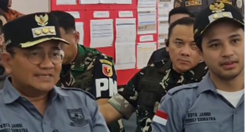 Maulana – Diza Serahkan Bantuan Kemanusiaan Rp600 Juta ke Posko Utama Padang