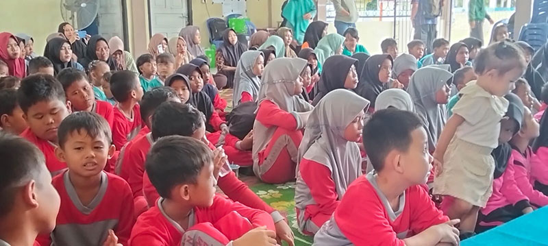 Anak-anak mengikuti menyaksikan teater boneka, di Perpustakaan Desa Pandan Makmur, Tanjabtim | henrosta
