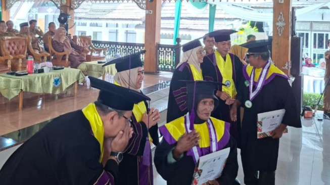 152 Lansia di Batang Hari Resmi Diwisuda, Bukti Usia Bukan Penghalang untuk Tetap Produktif