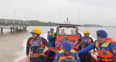 Kapal Tenggelam Dihantam Ombak Setinggi 2,5 Meter, Tim SAR Selamatkan 3 ABK