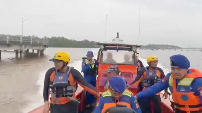Kapal Tenggelam Dihantam Ombak Setinggi 2,5 Meter, Tim SAR Selamatkan 3 ABK