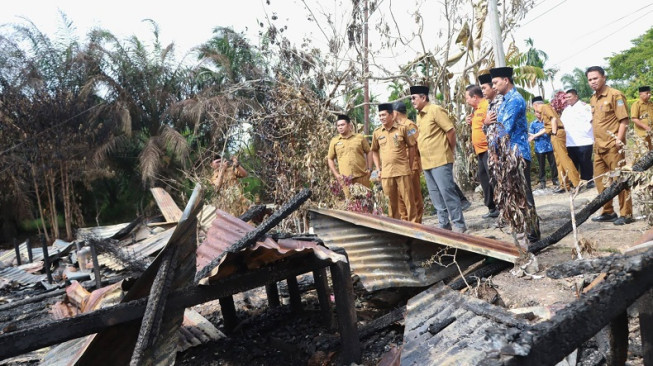 Pemkab Tanjabbar Tanggap Bencana, Bupati Serahkan Bantuan Korban Kebakaran