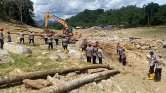 Satbrimob Polda Jambi Bangun Jembatan Darurat di Agam, Wujud Misi Kemanusiaan Polri