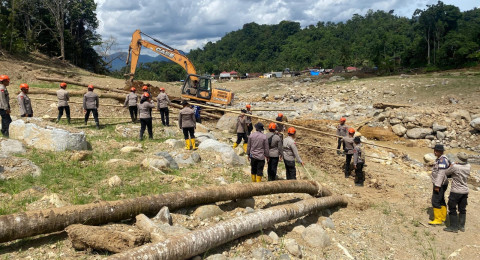 Satbrimob Polda Jambi Bangun Jembatan Darurat di Agam, Wujud Misi Kemanusiaan Polri