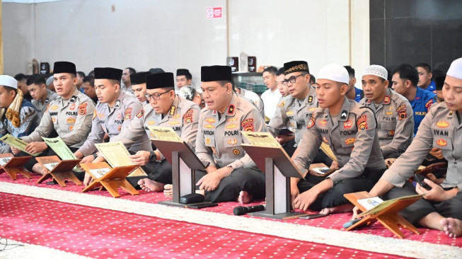 Sisi Religius Korps Bhayangkara: Personel Polda Jambi Khusyuk Ikuti Binrohtal Islam