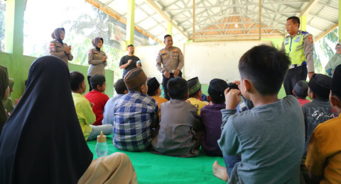 Polri dan Universitas Jambi Salurkan Bantuan Pendidikan untuk Pelajar Terdampak Banjir