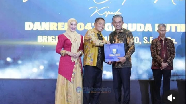 Wakil Bupati Muaro Jambi Junaidi H Mahir Hadiri Lepas Sambut Komandan Korem (Danrem) 042/Garuda Putih (Gapu) Jambi, Brigjen TNI Heri Purwanto kepada Kolonel Inf Nyamin.