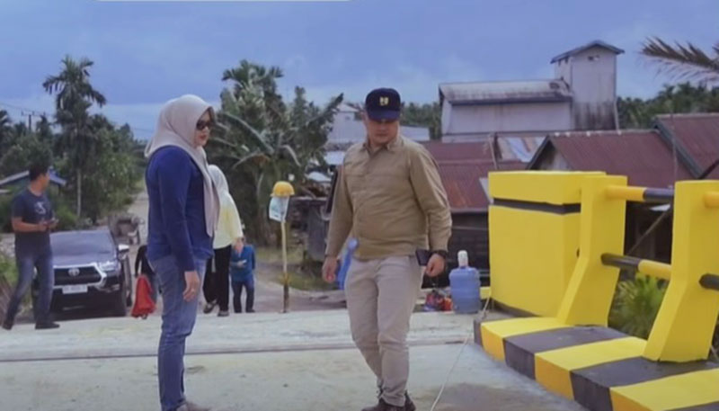 Bupati Tanjabtim, Dillah Hikmah Sari, meninjau progres pembangunan jalan dan jembatan di Kecamatan Mendahara, Sabtu | foto: dki-tjt