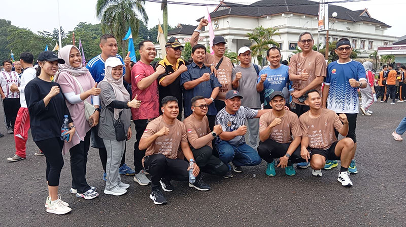 Karyawan SKK Migas - PetroChina International Jabung mengikuti Jalan Santai memperingati HUT 69 Provinsi Jambi | foto: dod