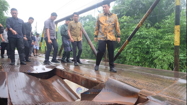 Bupati Muaro Jambi Periksa Jembatan Air Hitam Rusak Dilewati Truk Batu Bara