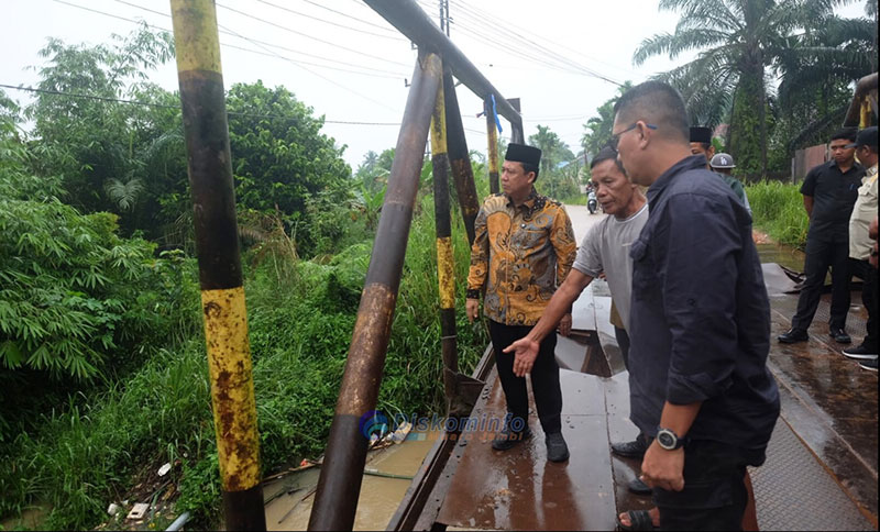 Bupati Muaro Jambi, Dr. Bambang Bayu Suseno, meninjau jembatan yang rusak di Dusun Air Hitam, Desa Kebun IX, Kecamatan Sungai Gelam, Jumat (2/1/2026) | foto: dki-mj