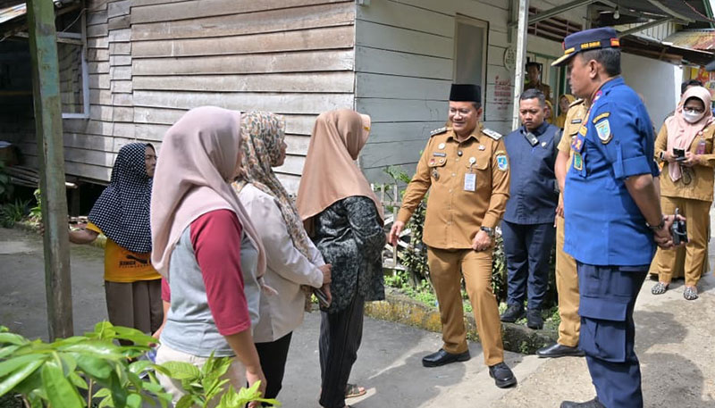 Wali Kota Jambi, Maulana, takziah ke rumah Fariz Naufal, bocah 11 tahun yang tenggelam di Sungai Buntung | foto : dki-kj