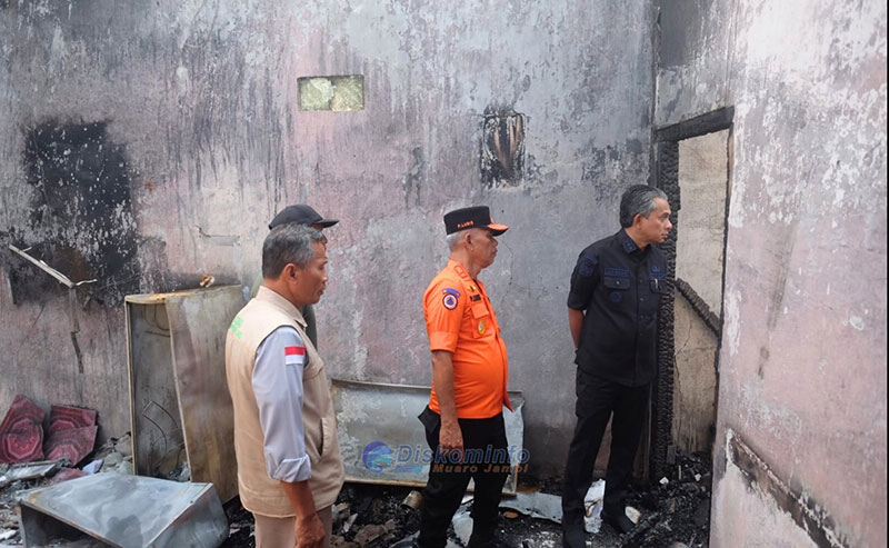 Bupati Muaro Jambi, Junaidi H Mahir, meninjau rumah warga Desa Kasang Pudak, Kecamatan Kumpeh Ulu yang rumahnya ludes dilahap api pada Senin (12/1/2026) | foto : dki-mj