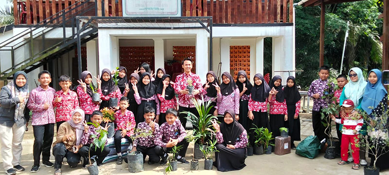 SKK Migas – PetroChina Jabung menggelar kegiatan Kebun Literasi, di Perpustakaan Desa Pandan Makmur, Geragai, Tanjung Jabung Timur, Jambi, Jumat | foto : henrosta