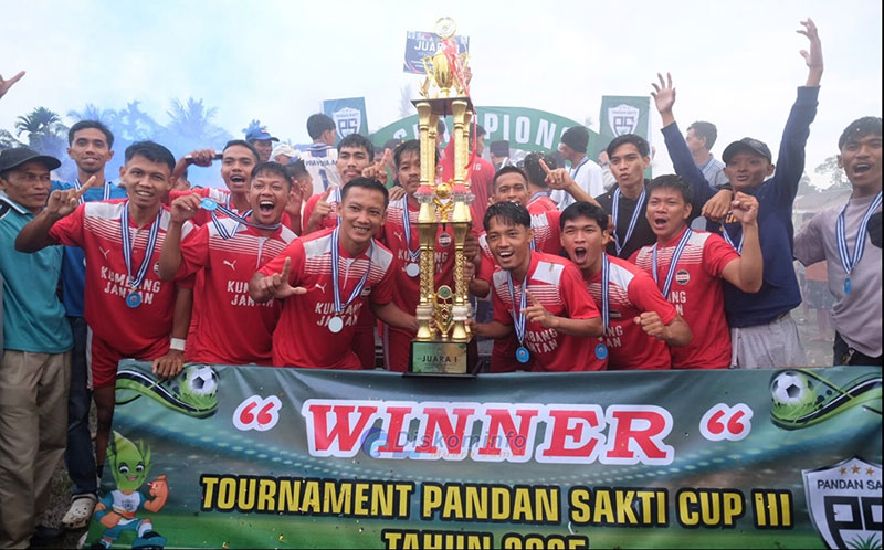 Bupati Muaro Jambi, Bambang Bayu Suseno, bersama juara Turnamen Sepakbola Pandan Sakti Cup III | foto : dki-mj