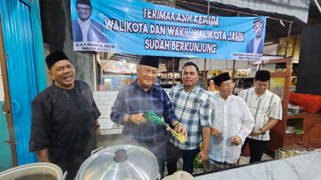 Sekda dan Ketua MUI Kocok Teh Telur Tandai Re-Opening Sate Eddy Mayang