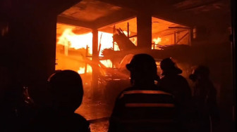 Kebakaran Hebat Hanguskan Gudang Kayu Olahan Diduga Akibat Petasan