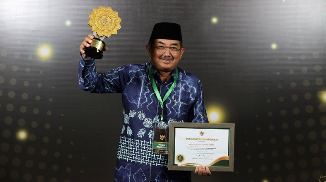 Bupati Tanjung Jabung Barat Terima UHC Awards 2026