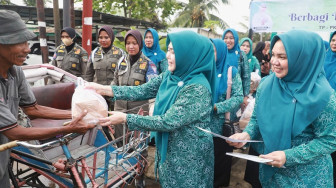 Semarak Ramadan, TP PKK Tanjabbar Bagikan Ratusan Paket Takjil