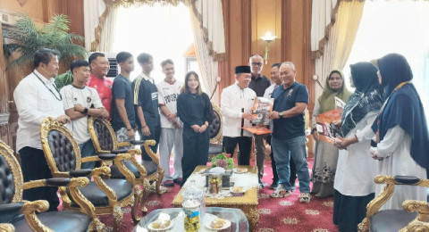 Gubernur Jambi Umrohkan Orang Tua Peraih Emas PON Aceh–Sumut