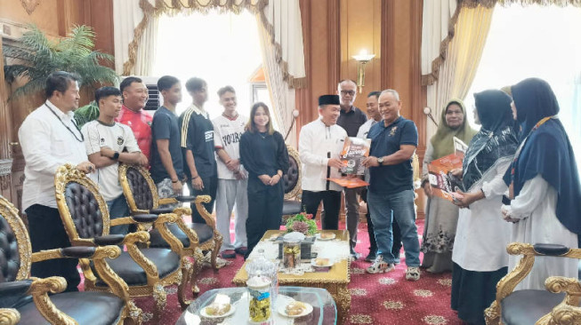 Gubernur Jambi Umrohkan Orang Tua Peraih Emas PON Aceh–Sumut