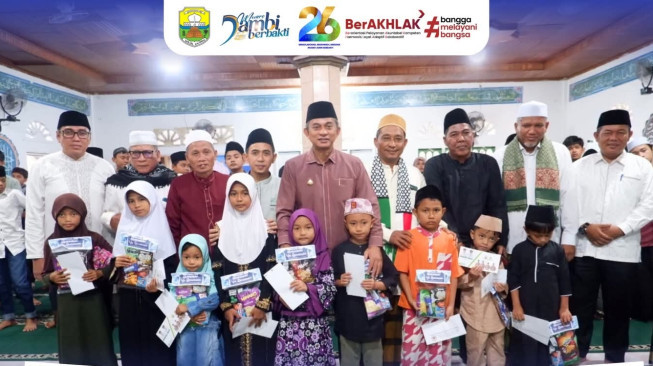 Wakil Bupati Muaro Jambi Serahkan Santunan Bagi 100 Anak Yatim di Masjid Baitul Makmur, Desa Mendalo Darat,