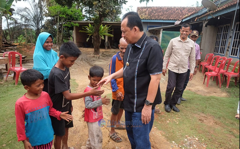 Bupati Muaro Jambi, Bambang Bayu Suseno, meninjau lokasi kebakaran, di Desa Talang Kerinci, Kecamatan Sungai Gelam, sekaligus menyerahkan bantuan, Selasa | foto : dki-mj