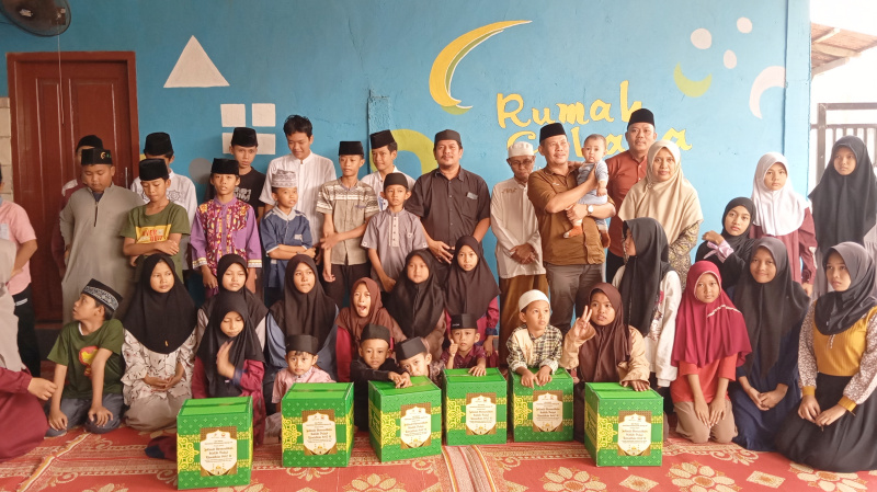 SKK Migas - PetroChina memberikan bantuan kepada anak-anak yatim dan piatu Rumah Cinta Harapan Yatim Jambi | foto : dod