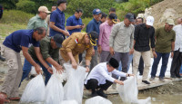 Safari Ramadan di Kerinci, Gubernur Jambi Tabur 10.000 Benih Ikan