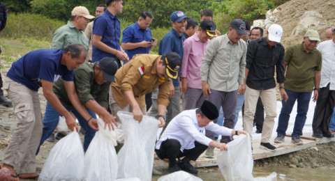 Safari Ramadan di Kerinci, Gubernur Jambi Tabur 10.000 Benih Ikan