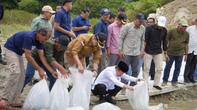 Safari Ramadan di Kerinci, Gubernur Jambi Tabur 10.000 Benih Ikan