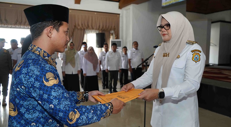 Bupati Tanjabtim, Dillah Hikmah Sari, mengambil sumpah 67 PNS baru, Rabu 11 Maret 2026 | foto : dki-tjt