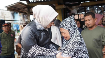 Kunjungi Korban Kebakaran, Bupati Dillah Peluk Seorang Nenek