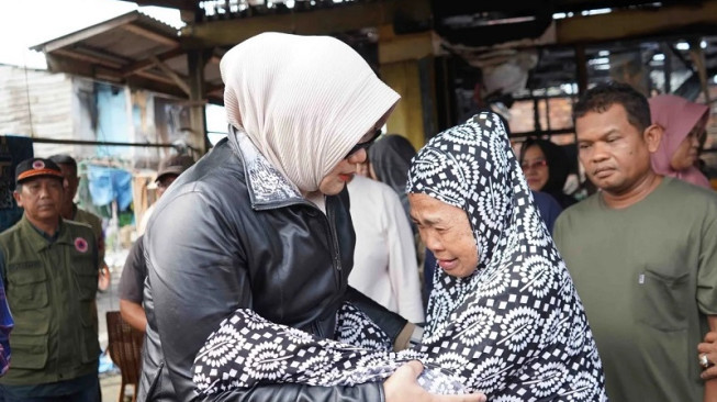 Kunjungi Korban Kebakaran, Bupati Dillah Peluk Seorang Nenek