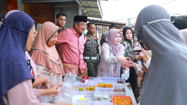 Bupati dan Ketua PKK Tanjabbar Borong Takjil, Berbagi di Hari Perempuan Internasional