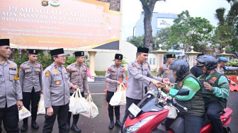 Kapolda Jambi Bersama Bhayangkari, OKP dan Ormas Bagikan Takjil kepada Masyarakat dan Ojek Online
