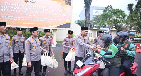 Kapolda Jambi Bersama Bhayangkari, OKP dan Ormas Bagikan Takjil kepada Masyarakat dan Ojek Online